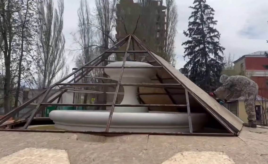 В Саратове с фонтанов снимают зимнюю защиту